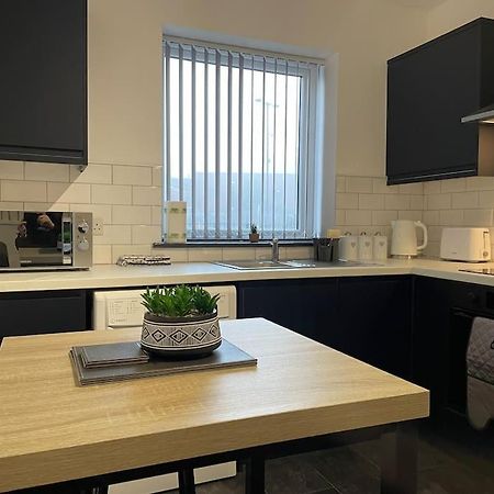 Modern Apartment With En-Suite & Private Kitchen Stoke-on-Trent エクステリア 写真