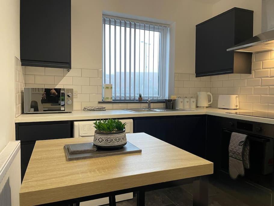 Modern Apartment With En-Suite & Private Kitchen Stoke-on-Trent エクステリア 写真