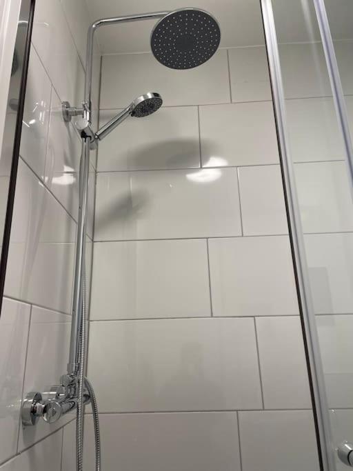Modern Apartment With En-Suite & Private Kitchen Stoke-on-Trent エクステリア 写真
