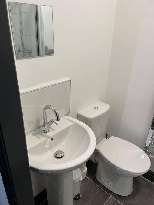 Modern Apartment With En-Suite & Private Kitchen Stoke-on-Trent エクステリア 写真