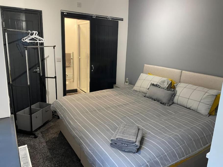 Modern Apartment With En-Suite & Private Kitchen Stoke-on-Trent エクステリア 写真