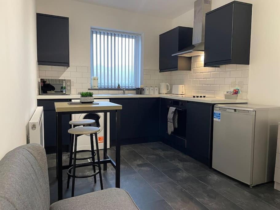 Modern Apartment With En-Suite & Private Kitchen Stoke-on-Trent エクステリア 写真